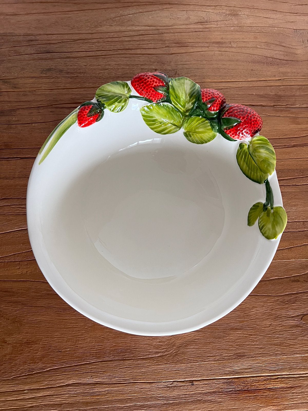 Kom schaal aardbeien 26 cm Bassano keramiek - NIEUW, Ophalen of Verzenden, Nieuw, Keramiek, Kom(men)