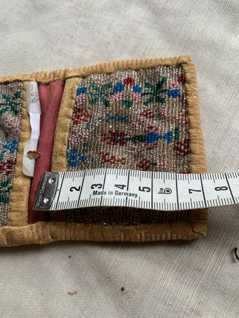Antiek volkskunst kralen beursje portemonneetje, Antiek en Kunst, Ophalen of Verzenden, Dames