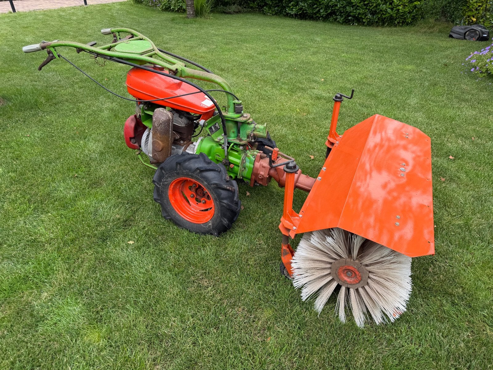 Agria 2400 met bezem, grondfrees en maaibalk, Ophalen, Akkerbouw, Grondbewerking