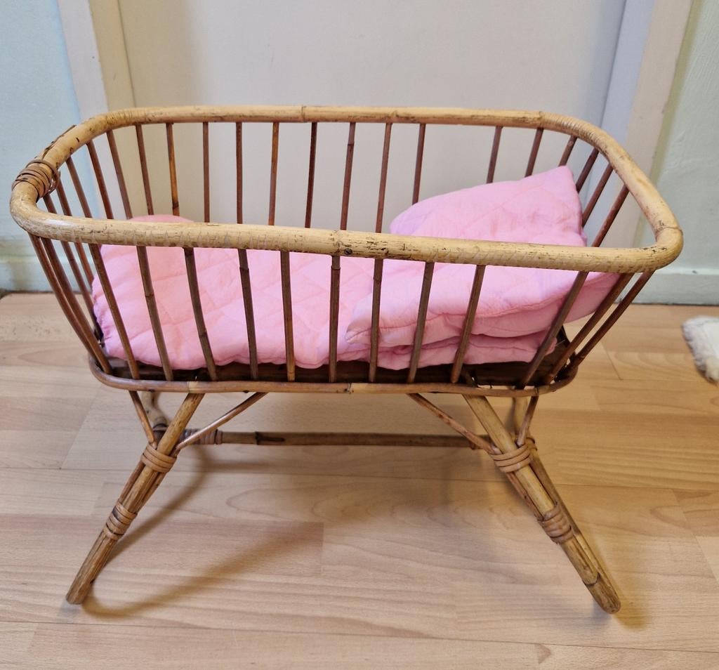 Poppenwiegje rotan. opknappertje ophalen, Ophalen