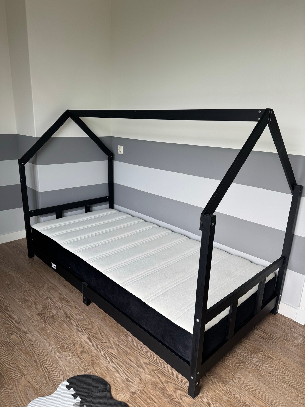 Zo goed als nieuw kinderbed (huisbed) 190x90 cm, Huis en Inrichting, Slaapkamer | Bedden, Ophalen, 90 cm, Eenpersoons, Zwart