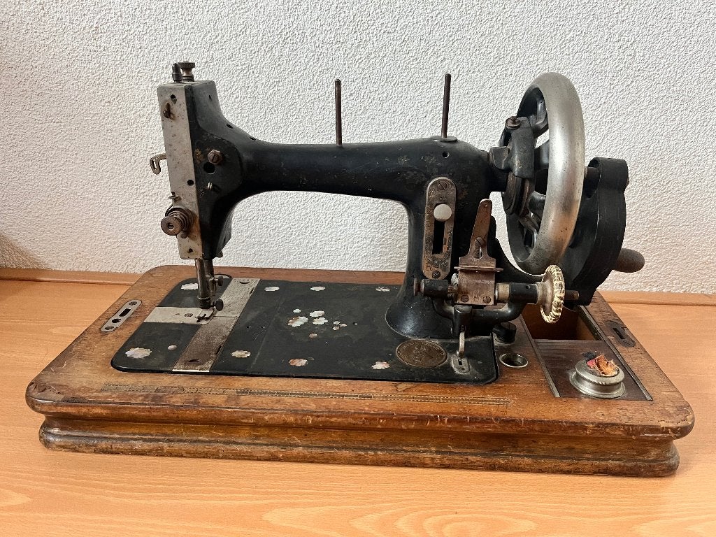 Antieke Victoria  naaimachine, Ophalen
