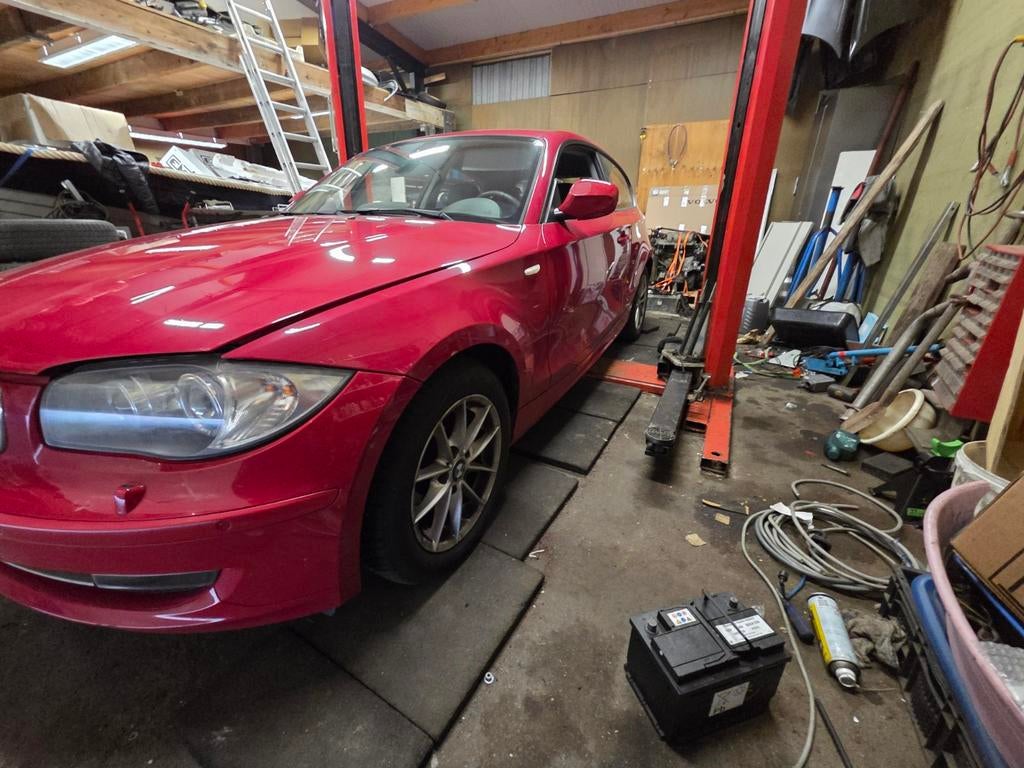 Bmw 1 serie 118i e81 in onderdelen rood a61 bumper, Ophalen of Verzenden, BMW