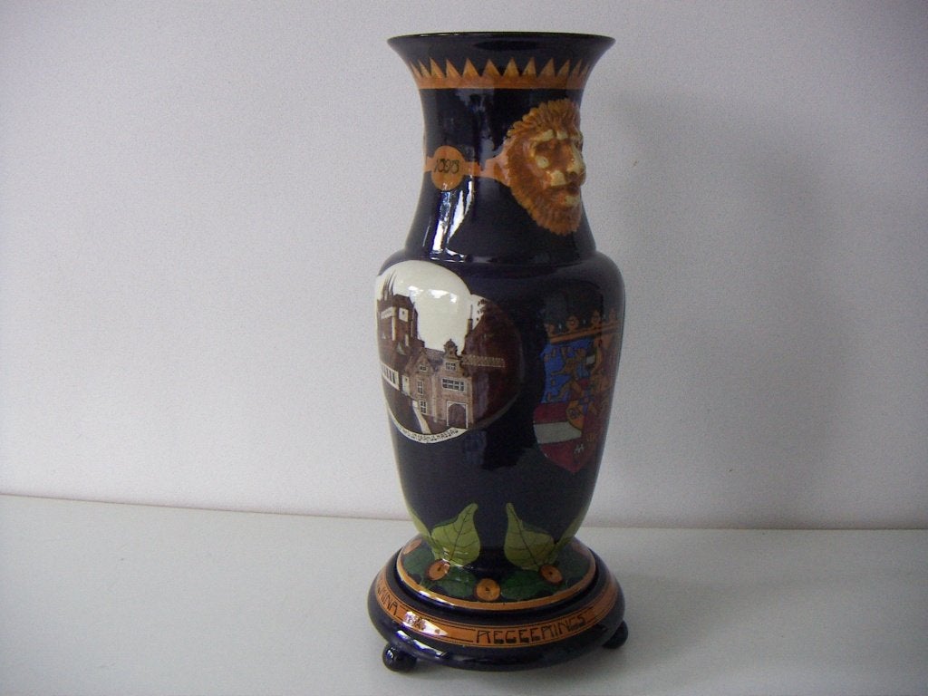 Schoonhoven plateel keramiek jubileum vaas jr1923 Wilhelmina, Meerkleurig, Geschikt voor droogbloemen, Ophalen of Verzenden, Zo goed als nieuw