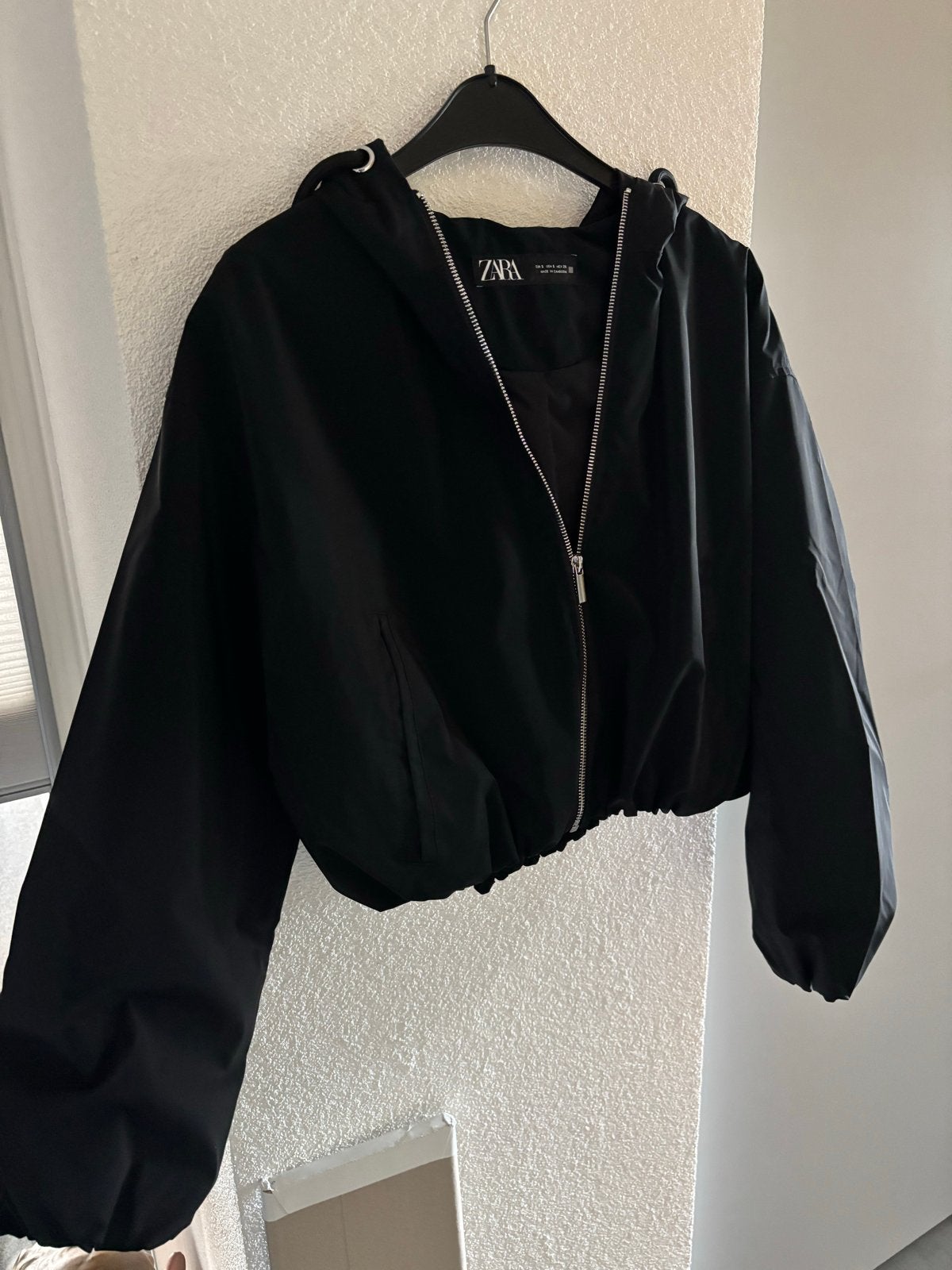 Zwarte Zara Cropped Bomberjack met Capuchon, Ophalen of Verzenden, Zo goed als nieuw, Maat 36 (S), Zwart
