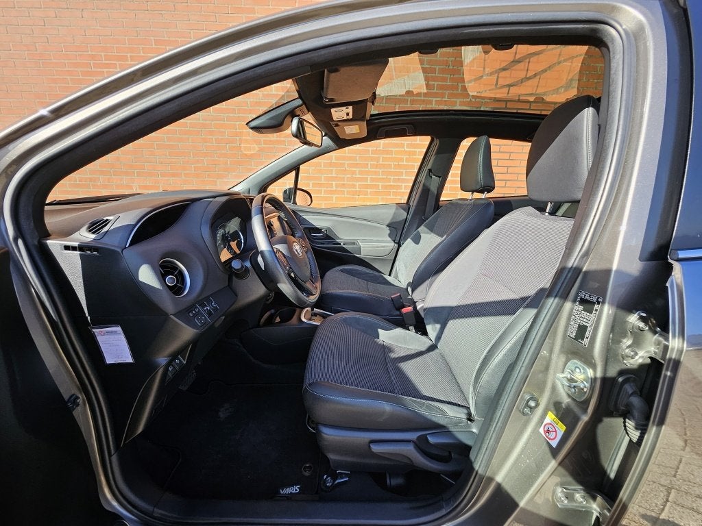 Toyota Yaris 1.5 Hybride Premium Panoramadak Half Leder Came, Auto's, 12 maanden, Euro 6, 4 cilinders, Leder en Stof