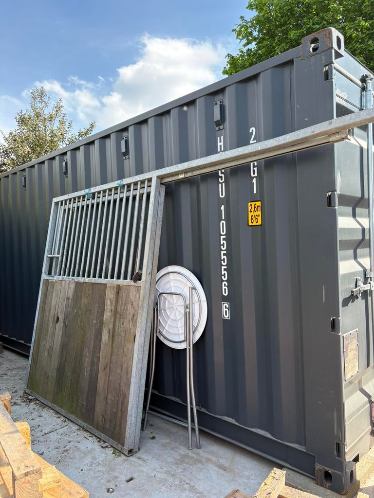 Voorwand paardenstal hout schuifdeur 350 breed en 210 hoog