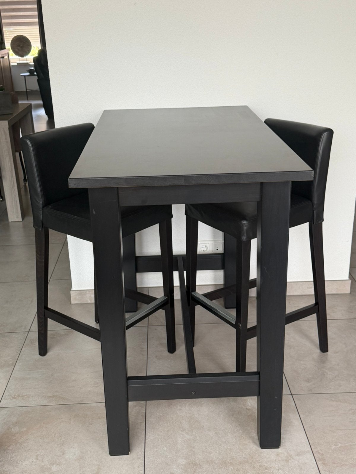 Zwarte hoge tafel met twee stoelen, Ophalen, 100 tot 150 cm, 50 tot 100 cm, Zo goed als nieuw