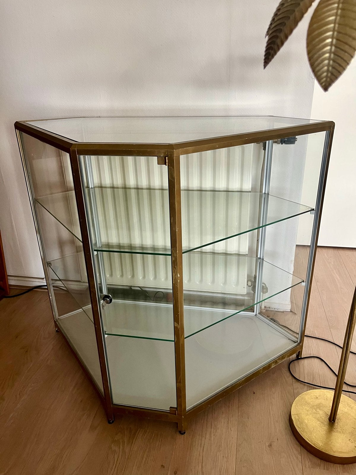 Unieke vitrinekast met glazen planken en slot, Huis en Inrichting, Kasten | Vitrinekasten, Ophalen, Gebruikt, 100 tot 150 cm, Glas