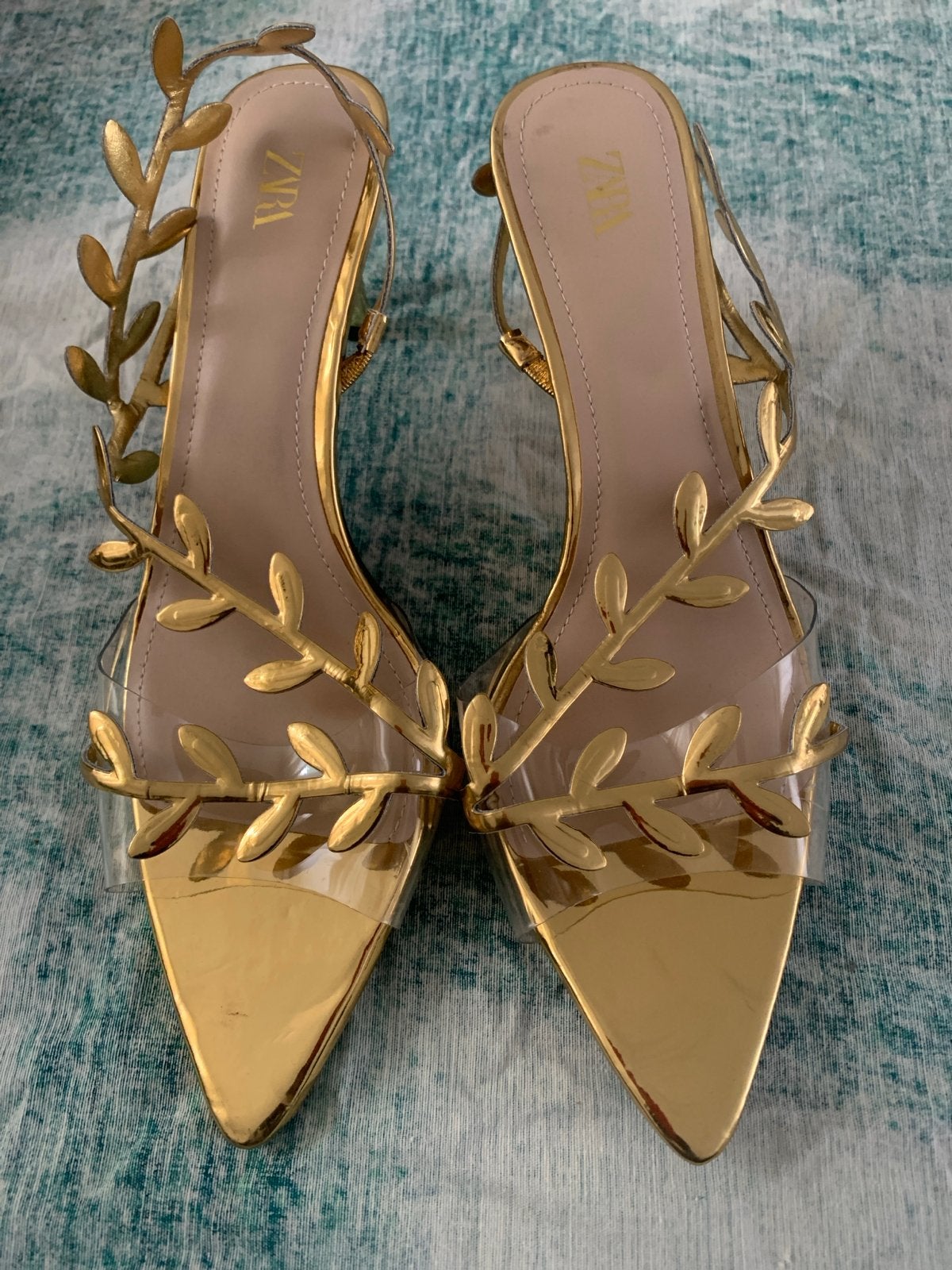 Nieuwe Zara hakken met bladmotief - Maat 41, Kleding | Dames, Schoenen, Ophalen of Verzenden, Nieuw, Overige kleuren, Pumps