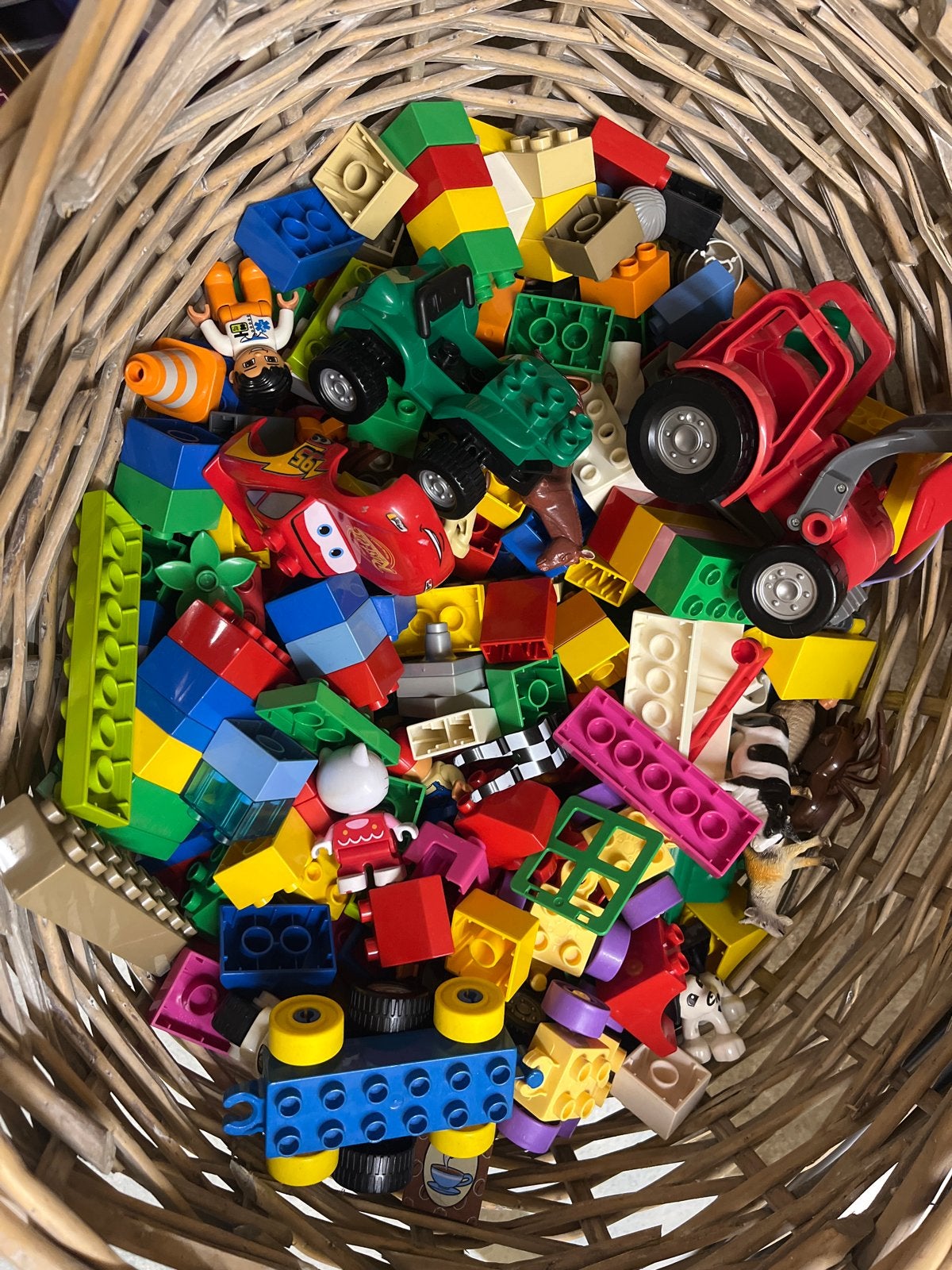 Grote mand vol LEGO Duplo en diverse speelgoed, Kinderen en Baby's, Speelgoed | Duplo en Lego, Inclusief minifiguren, Gebruikt