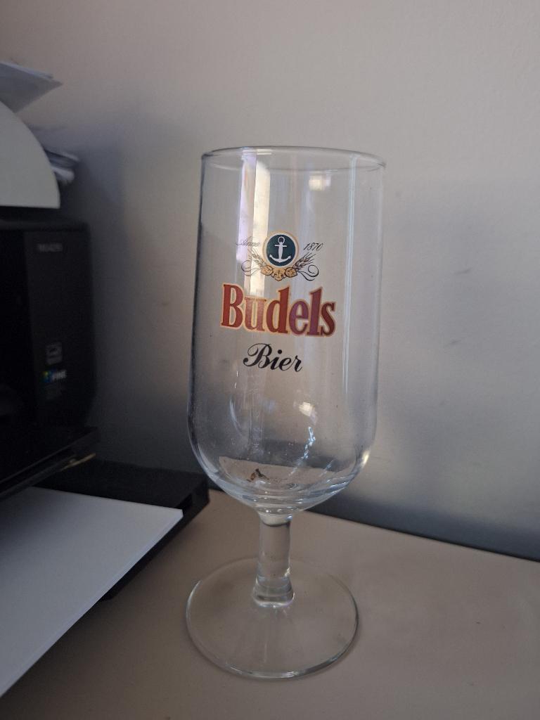 bierglas op voet budels bier, Verzamelen, Biermerken, Ophalen, Zo goed als nieuw, Glas of Glazen, Overige merken