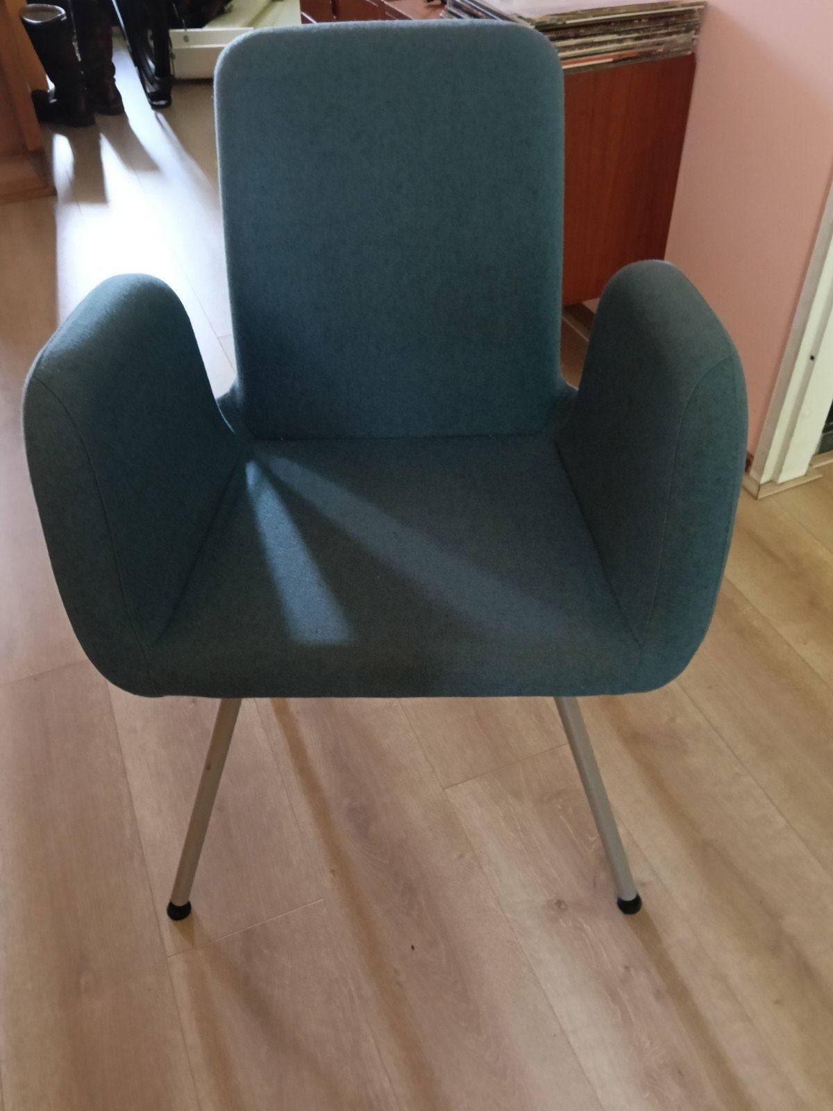 Comfortabele blauwe stoel met metalen poten, Huis en Inrichting, Stoelen, Gebruikt, Blauw, Ophalen of Verzenden, Stof