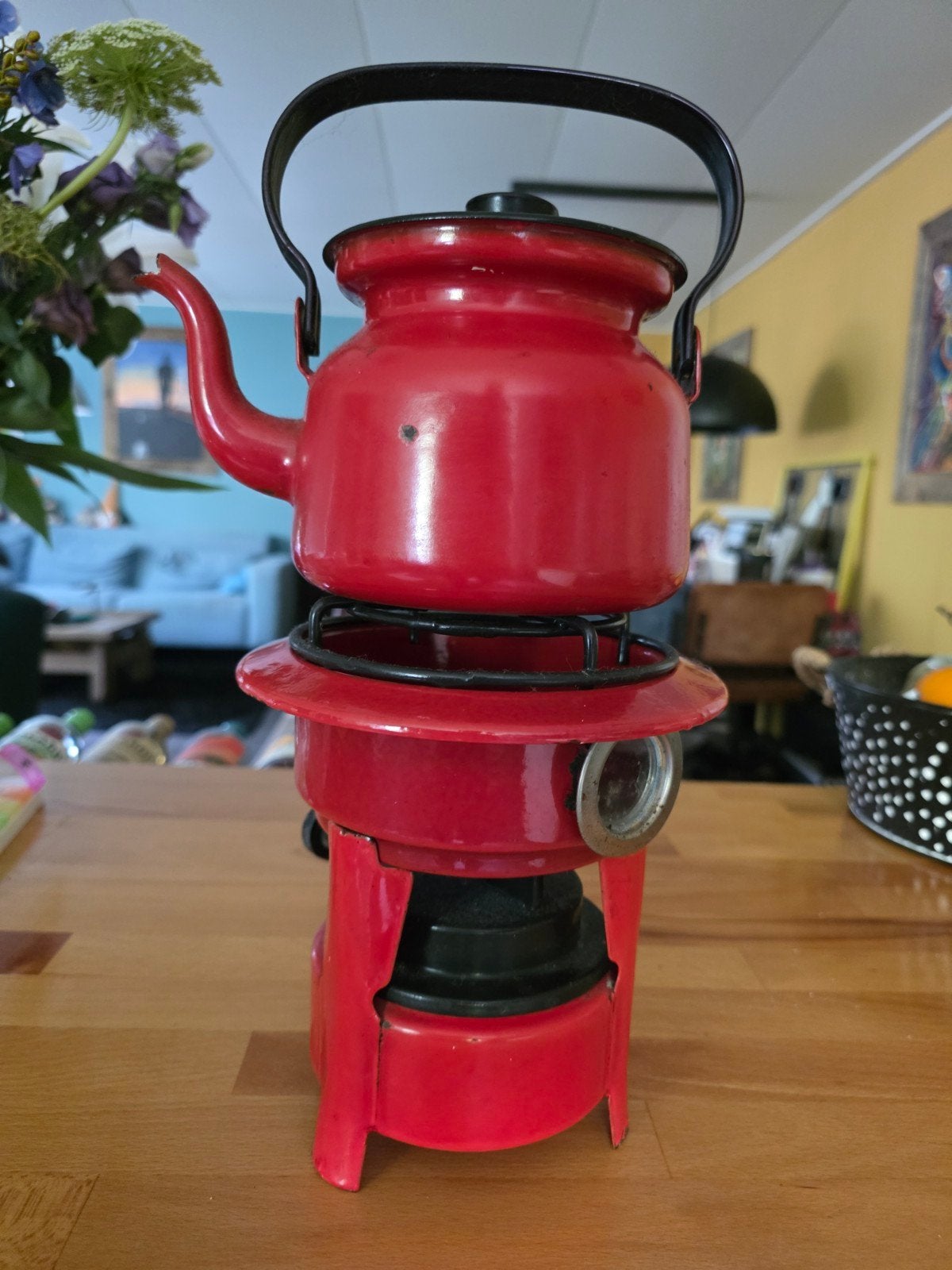Vintage rode 1 pits petroleumstel met theepot, Ophalen