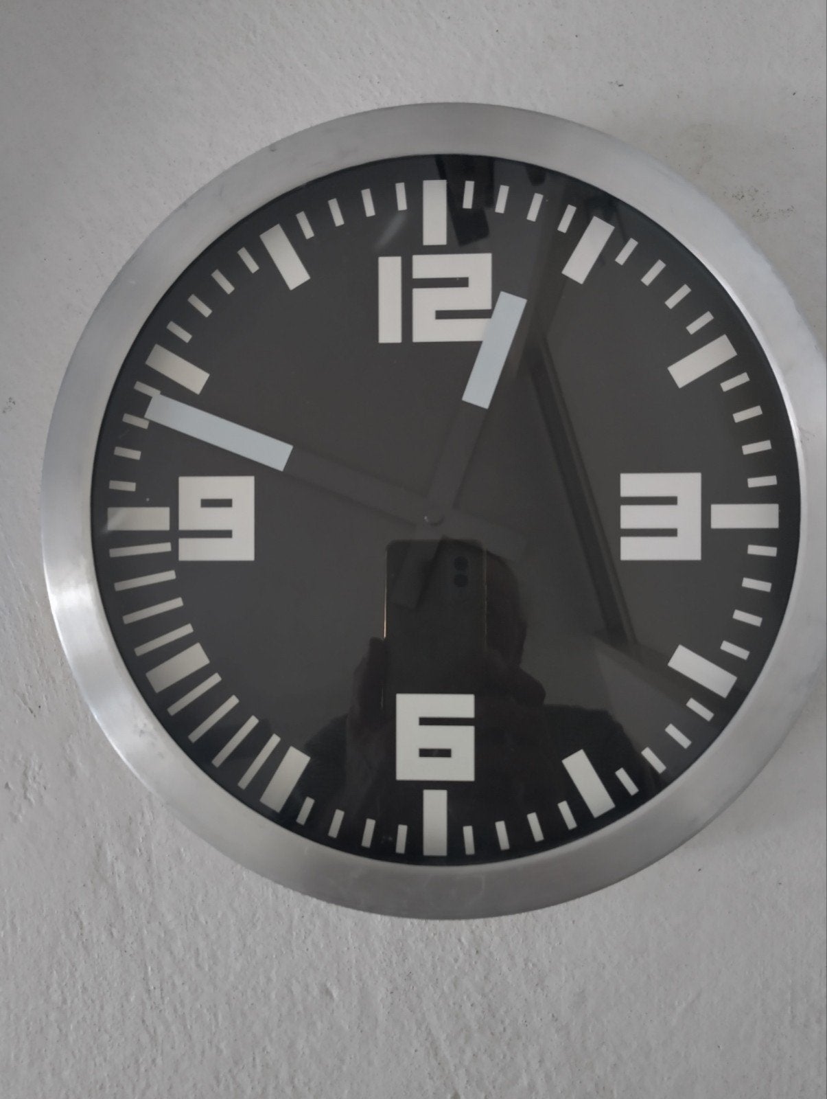Mooie "dikke" wandklok aluminium buitenrand, Wandklok, Analoog, Ophalen of Verzenden, Zo goed als nieuw