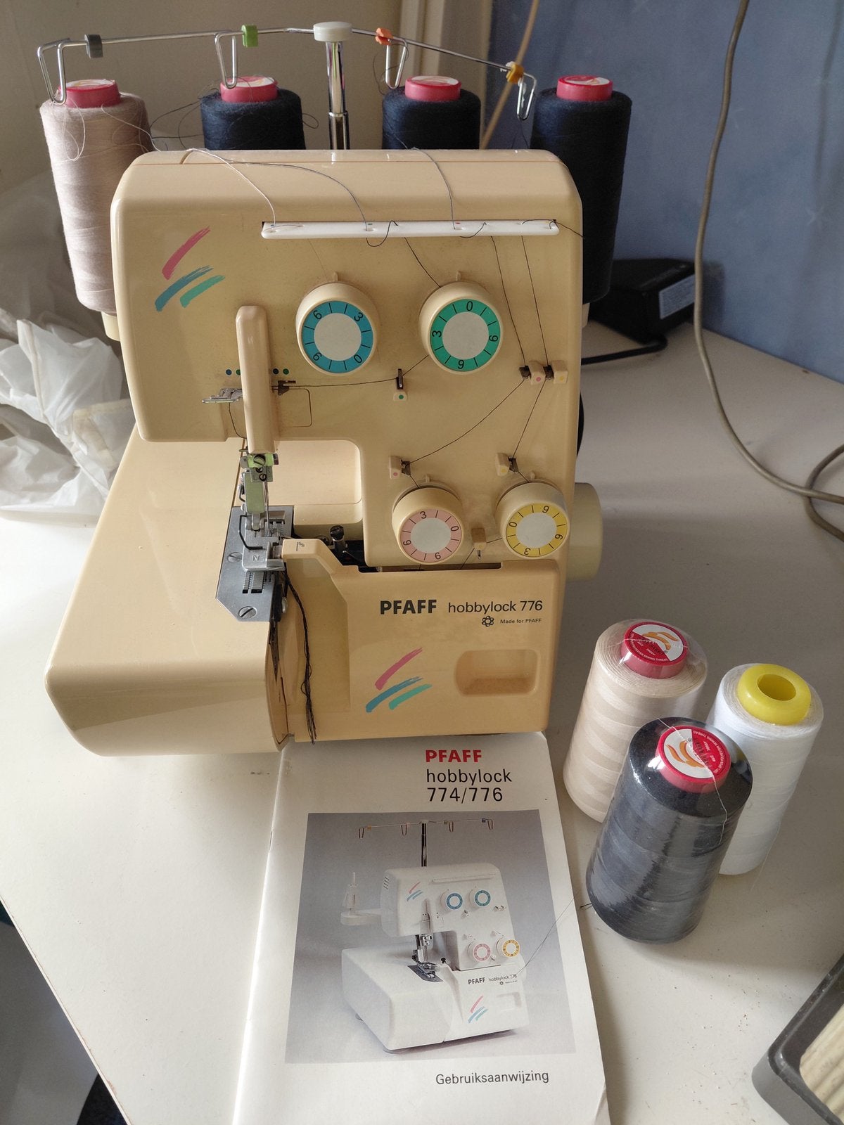 Lockmachine Pfaff met plm. 10 garenklossen, Ophalen of Verzenden, Zo goed als nieuw, Lockmachine, Pfaff