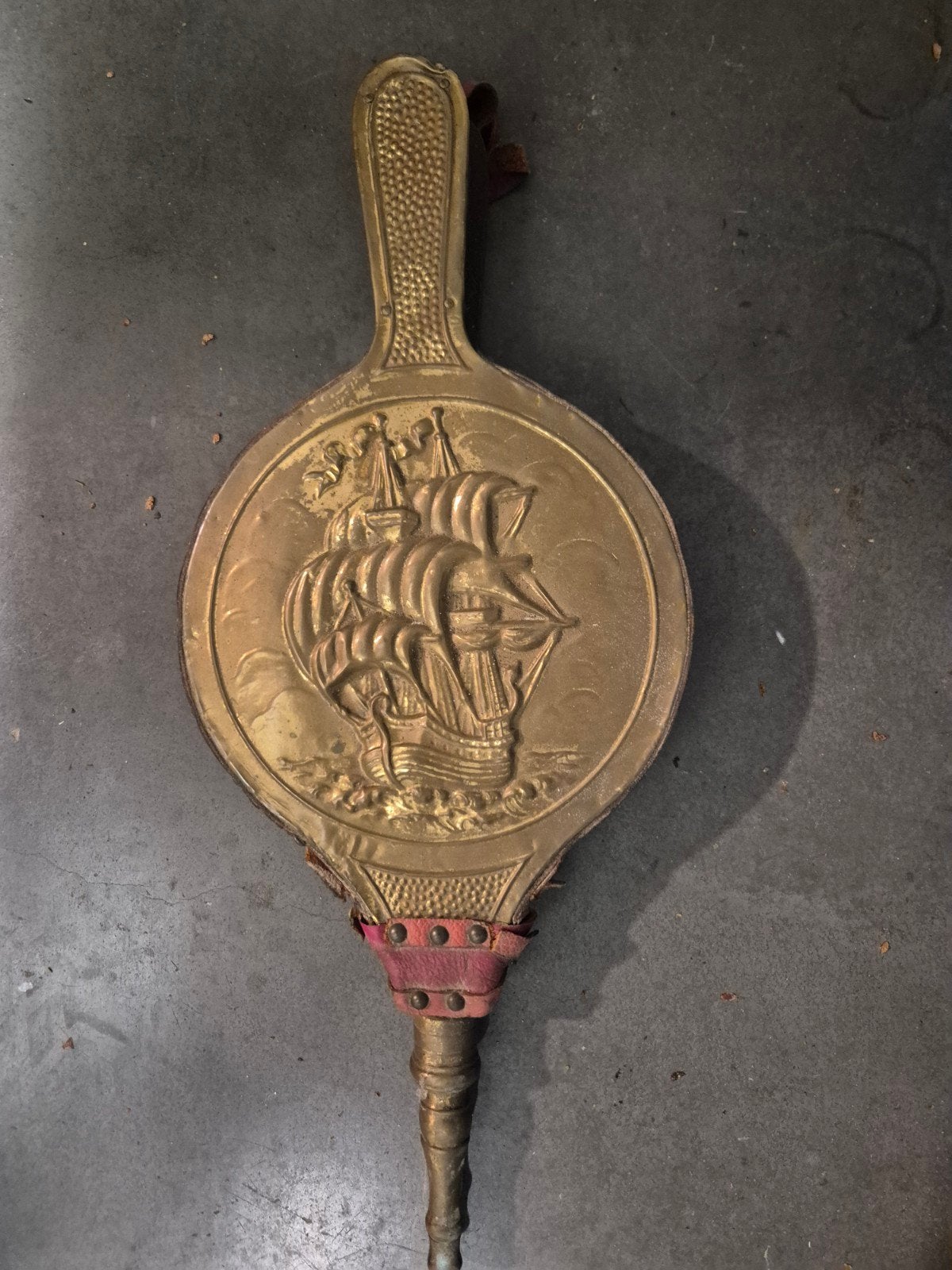 Antieke koperen blaasbalg met scheepsreliëf, Ophalen