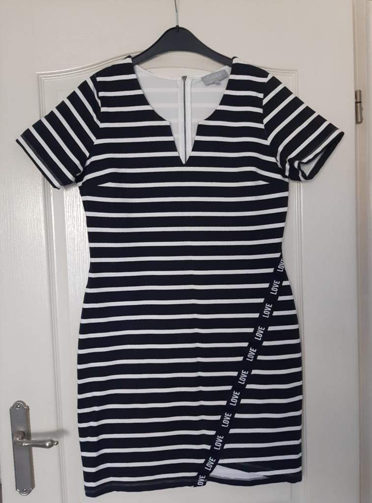 NIEUWE Benice Jurk. Dk Blauw met Wit, Maat 38/40 (M), Benice, Blauw, Nieuw