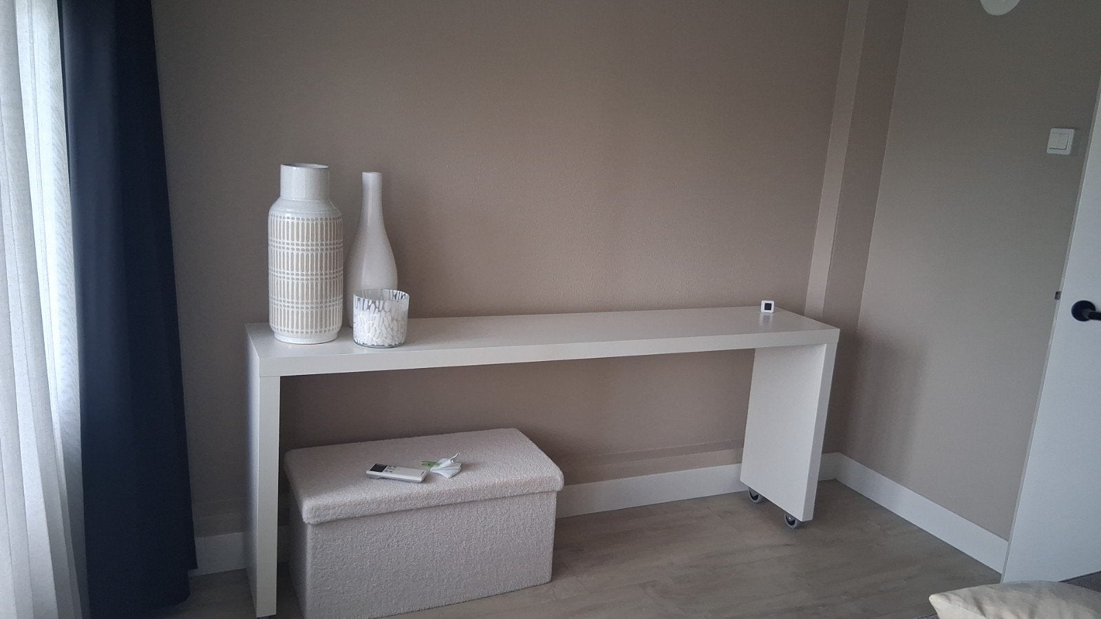 IKEA Bedtafel/Sidetable Wit op Wieltjes - Zo goed als nieuw, Huis en Inrichting, Ophalen of Verzenden, Zo goed als nieuw, 75 cm of meer