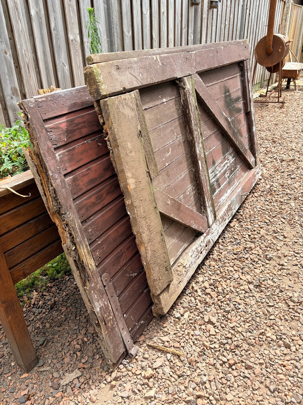 Gratis twee vintage garagepoorten deuren / decoratief, Ophalen, Gebruikt, Garagedeur, 200 tot 215 cm