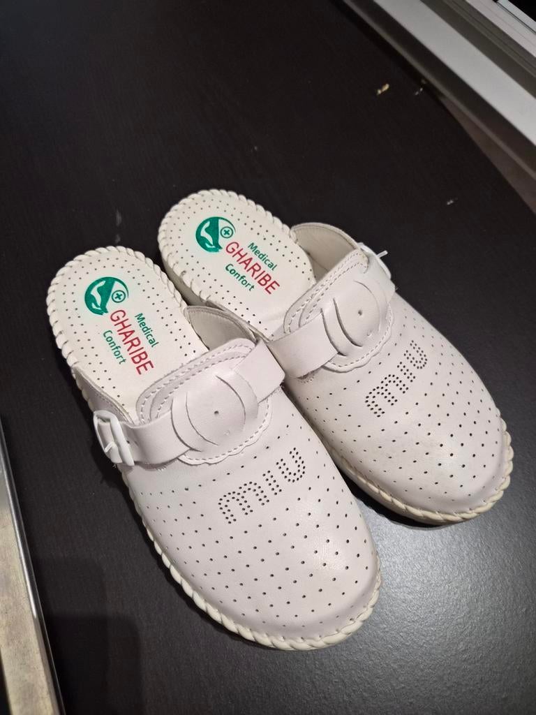 Witte medische slippers instapper muiltjes - Maat 38, Wit, Overige typen, Ophalen of Verzenden, Medical Gharibe Confort