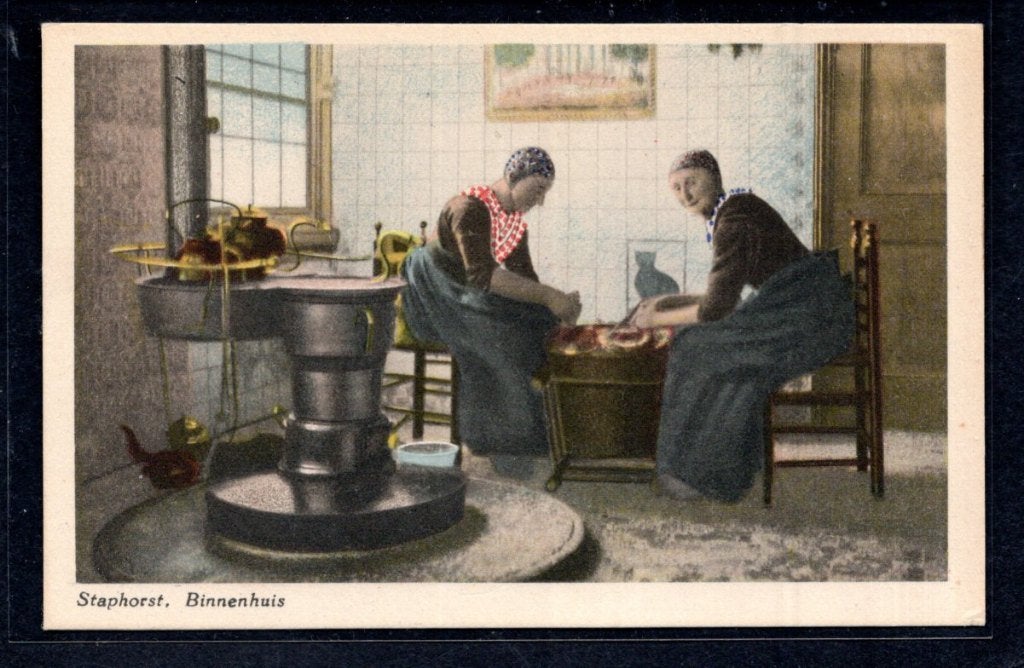 STAPHORST - 2 Vrouwen in dracht zittend in een interieur., Verzamelen, Ansichtkaarten | Themakaarten, Verzenden, 1920 tot 1940