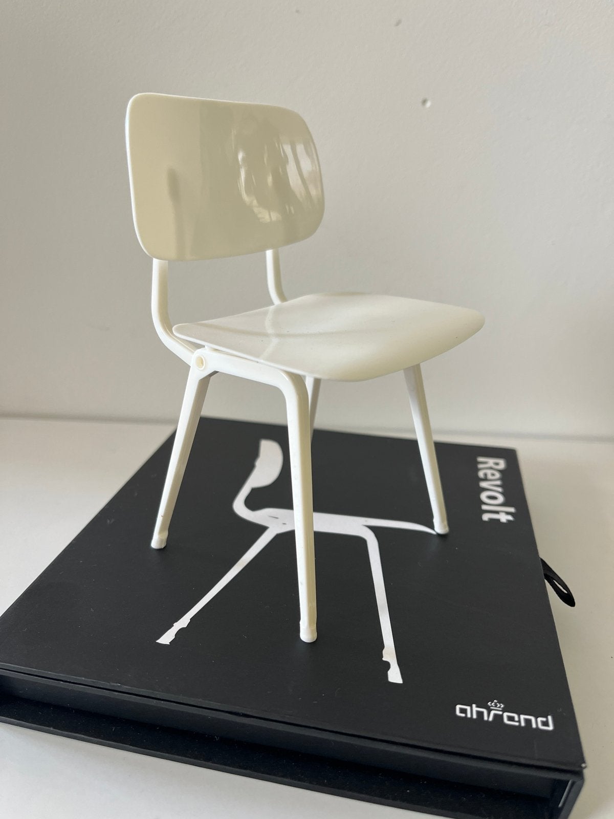 Ahrend Revolt miniatuur stoel wit ontwerp Friso Kramer, Ophalen of Verzenden, Overige typen, Wit, Kunststof