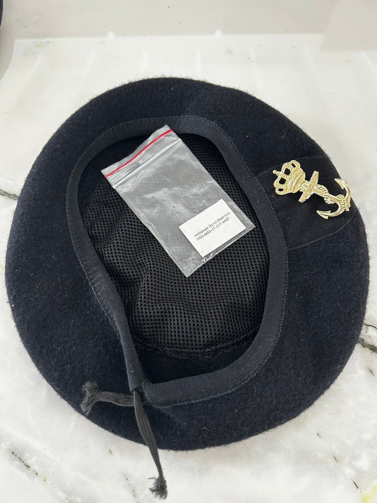 Baret met goudkleurig embleem Koninklijke Marine Nederland, Verzamelen, Militaria | Algemeen, Ophalen of Verzenden, Marine, Nederland
