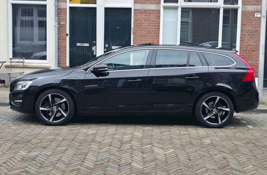 Volvo V60 D6 AWD 285pk Plug-in Hybrid 2013 Zwart, Automaat, 1849 kg, Lichtsensor, 1800 kg