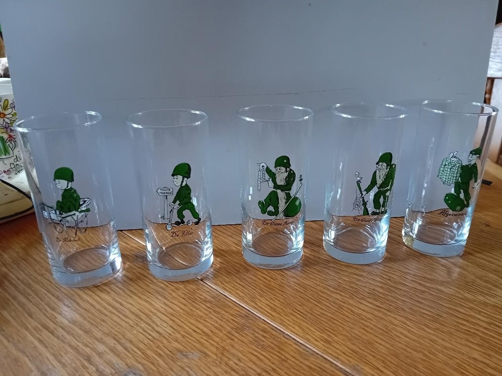 Set vintage drinkglazen cartoons dienstplichtigen-militairen, Ophalen of Verzenden, Landmacht, Nederland, Embleem of Badge