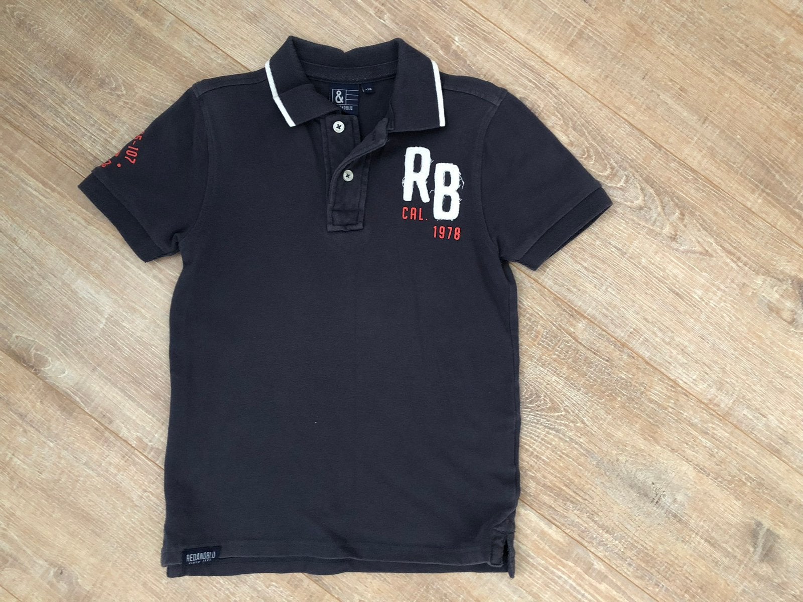 Als nieuw stoere Red and Blu polo shirt kraag grijs wit 128, Ophalen of Verzenden, Zo goed als nieuw, Jongen, Shirt of Longsleeve