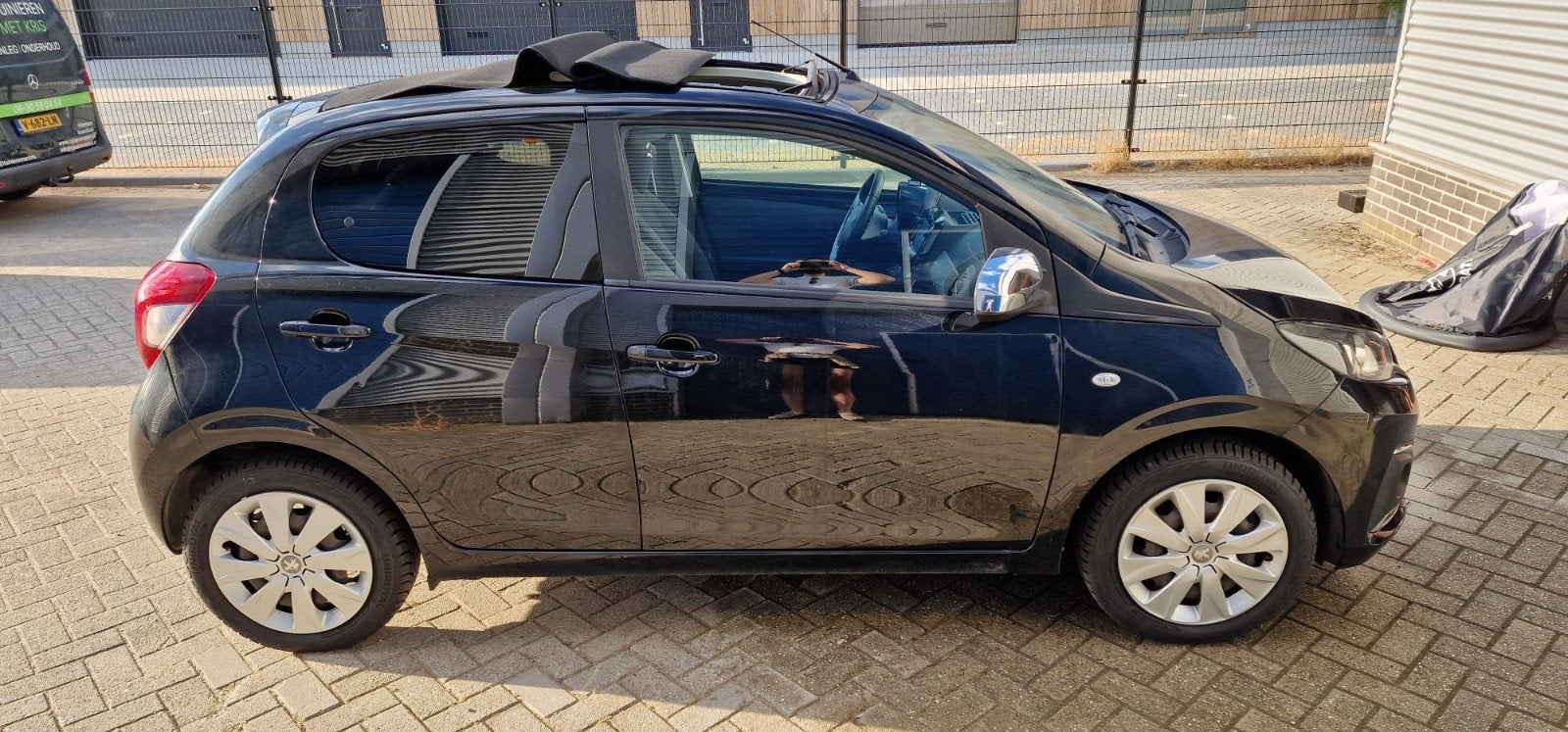Peugeot 108 1.0 E-vti 72pk 5D 2019 Zwart, Auto's, Peugeot, Voorwielaandrijving, Dealer onderhouden, Stof, Zwart