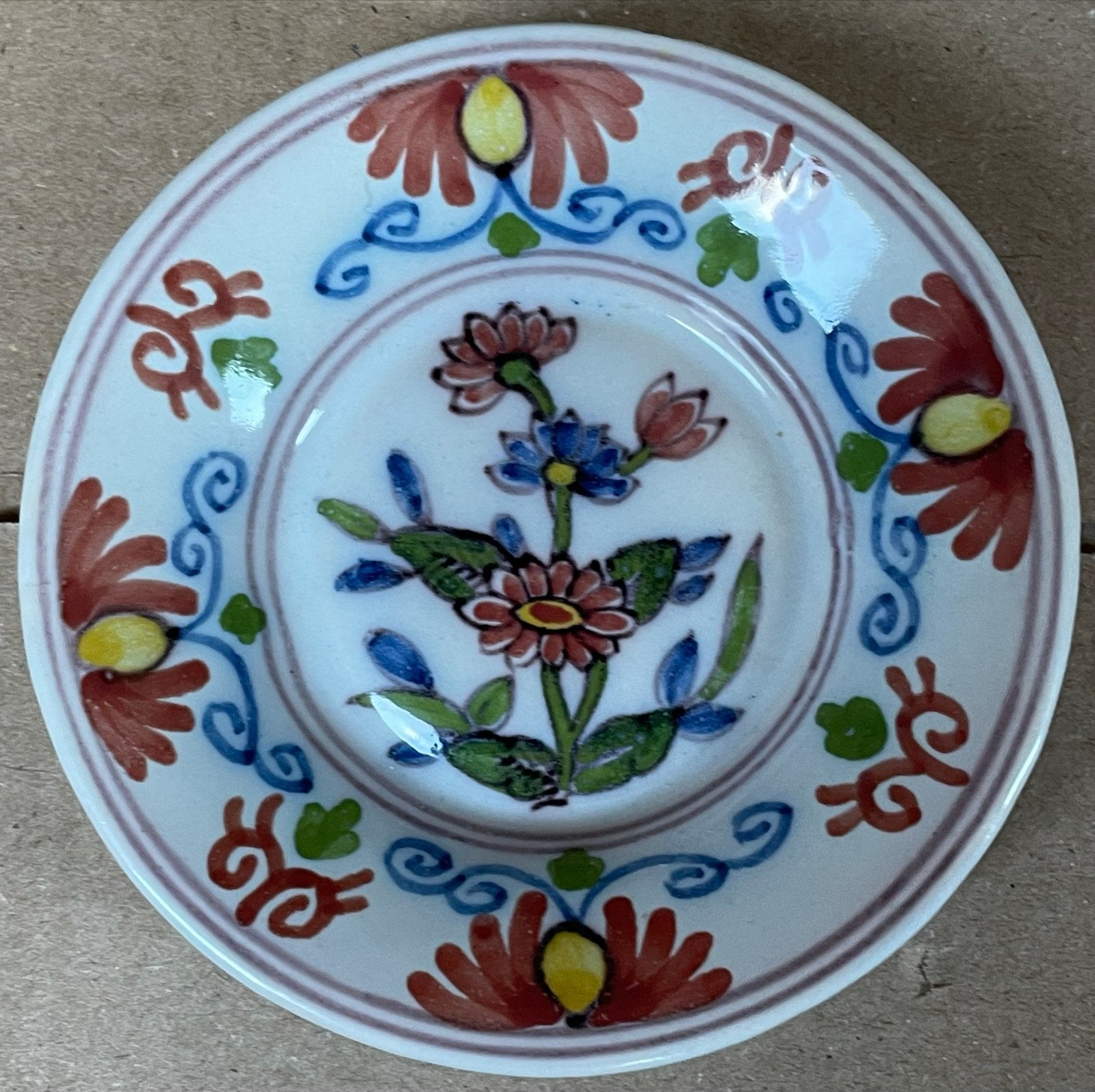 Handbeschilderd Makkum sierbordje, polychroom bloemmotief, Ophalen of Verzenden