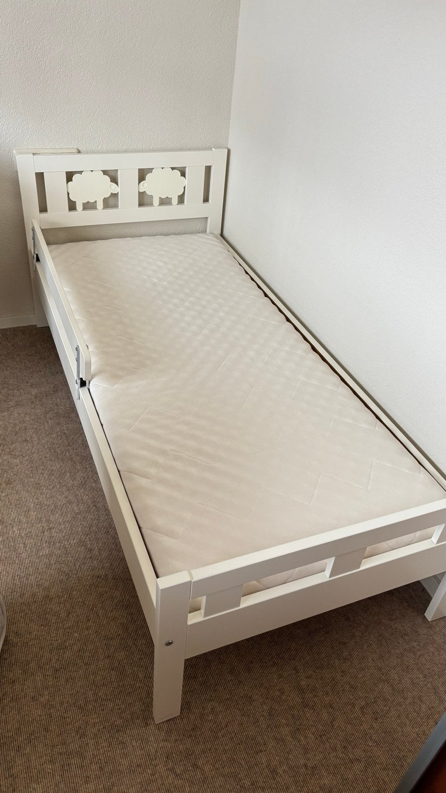 Wit kleuterbed met matras en wollen dekbed, Ophalen, Gebruikt, 70 tot 85 cm, Lattenbodem