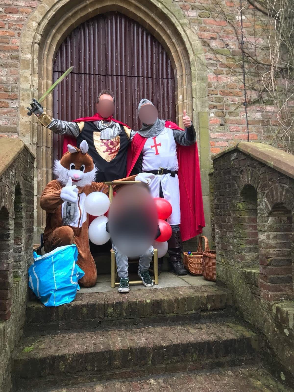 Ridderkostuum (rechts op de foto) maat 56, Ophalen, Zo goed als nieuw