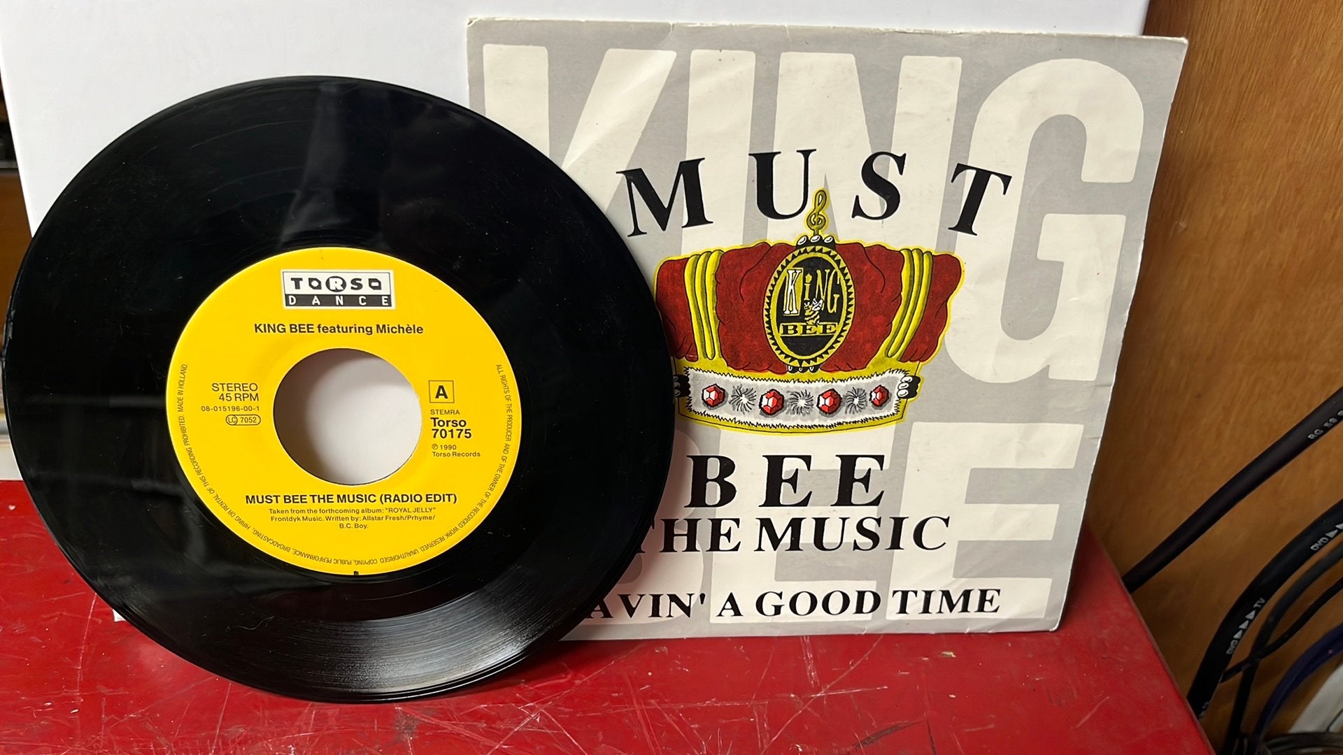 King Bee Must bee the music, Ophalen of Verzenden, Gebruikt, Pop