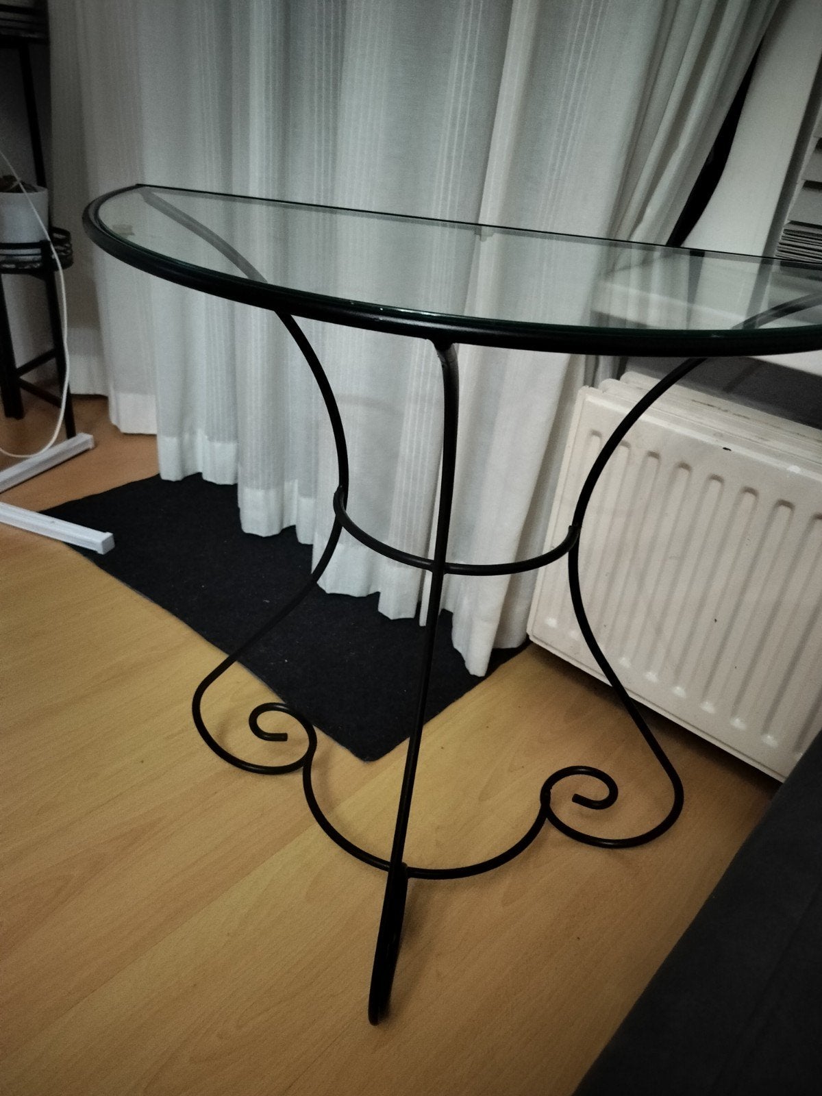 Zwarte tafel met glazen blad, Huis en Inrichting, Ophalen, 75 cm of meer, Overige vormen, 60 cm of meer