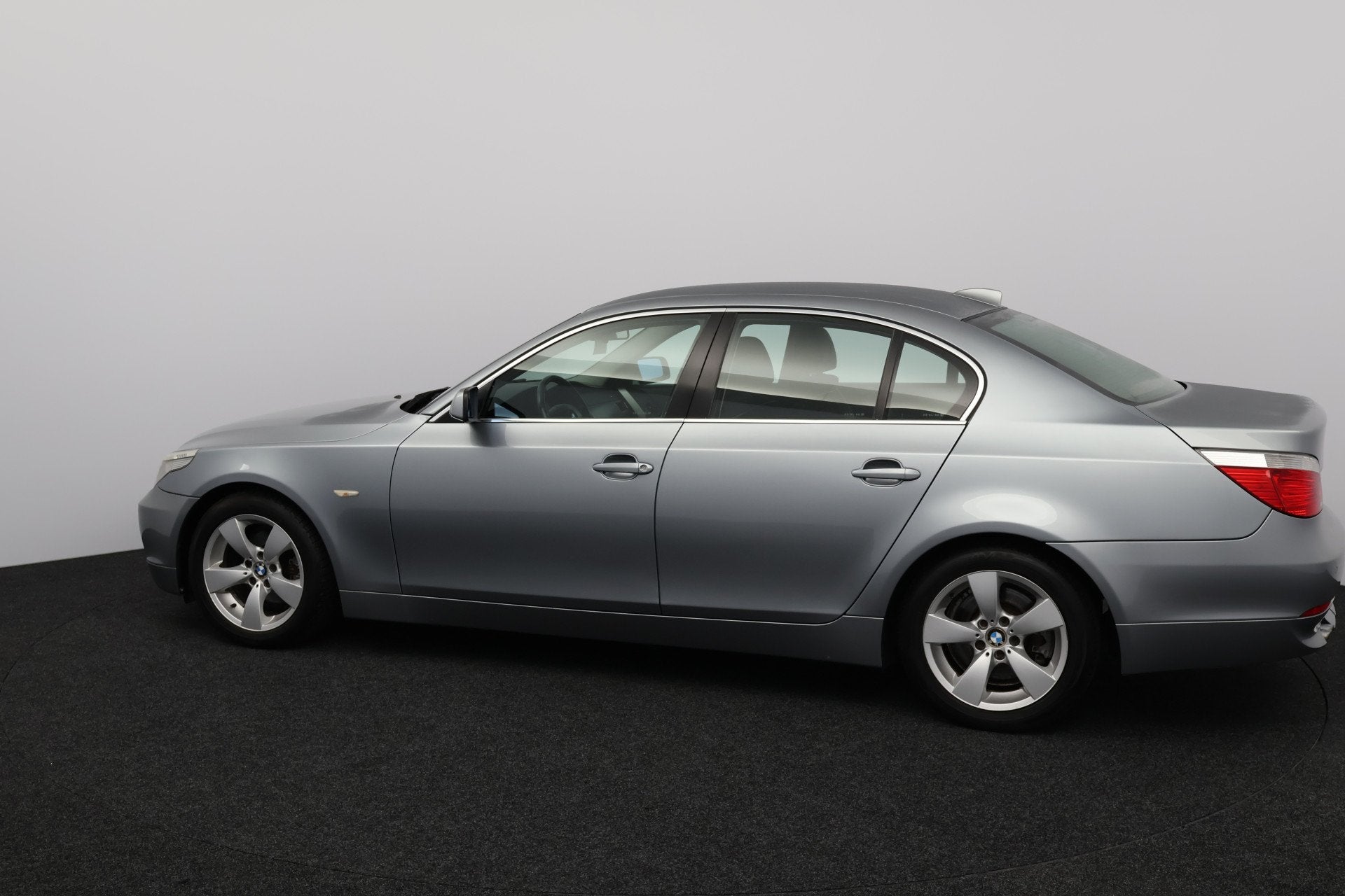 BMW 5 Serie 523i Business Line/ 6-Cilinder!/ Automaat/ 17''L, Auto's, Automaat, Zwart, 2497 cc, 1465 kg