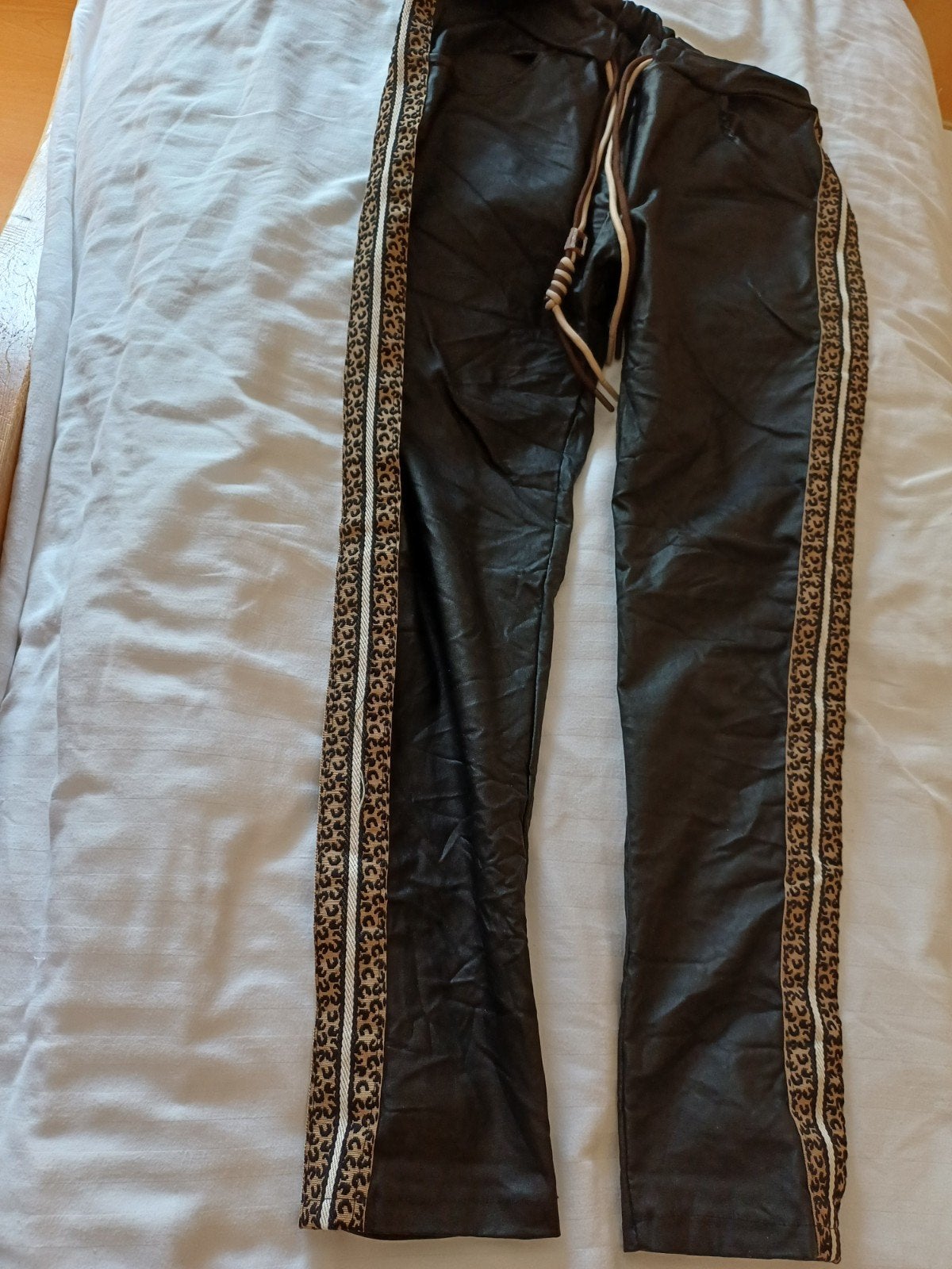 Nep leren broek met streep, Maat 38/40 (M), Zwart, Ophalen of Verzenden, Zo goed als nieuw