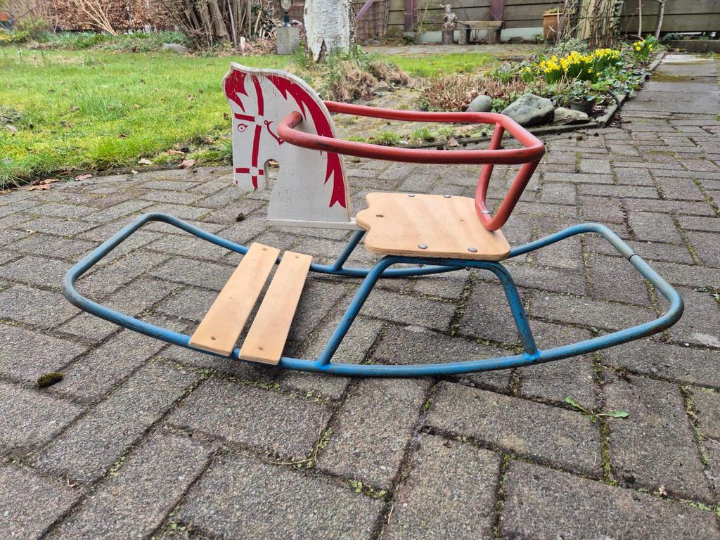Blauw, rood, houten/metalen hobbelpaard met omsloten zitje, Ophalen, Gebruikt