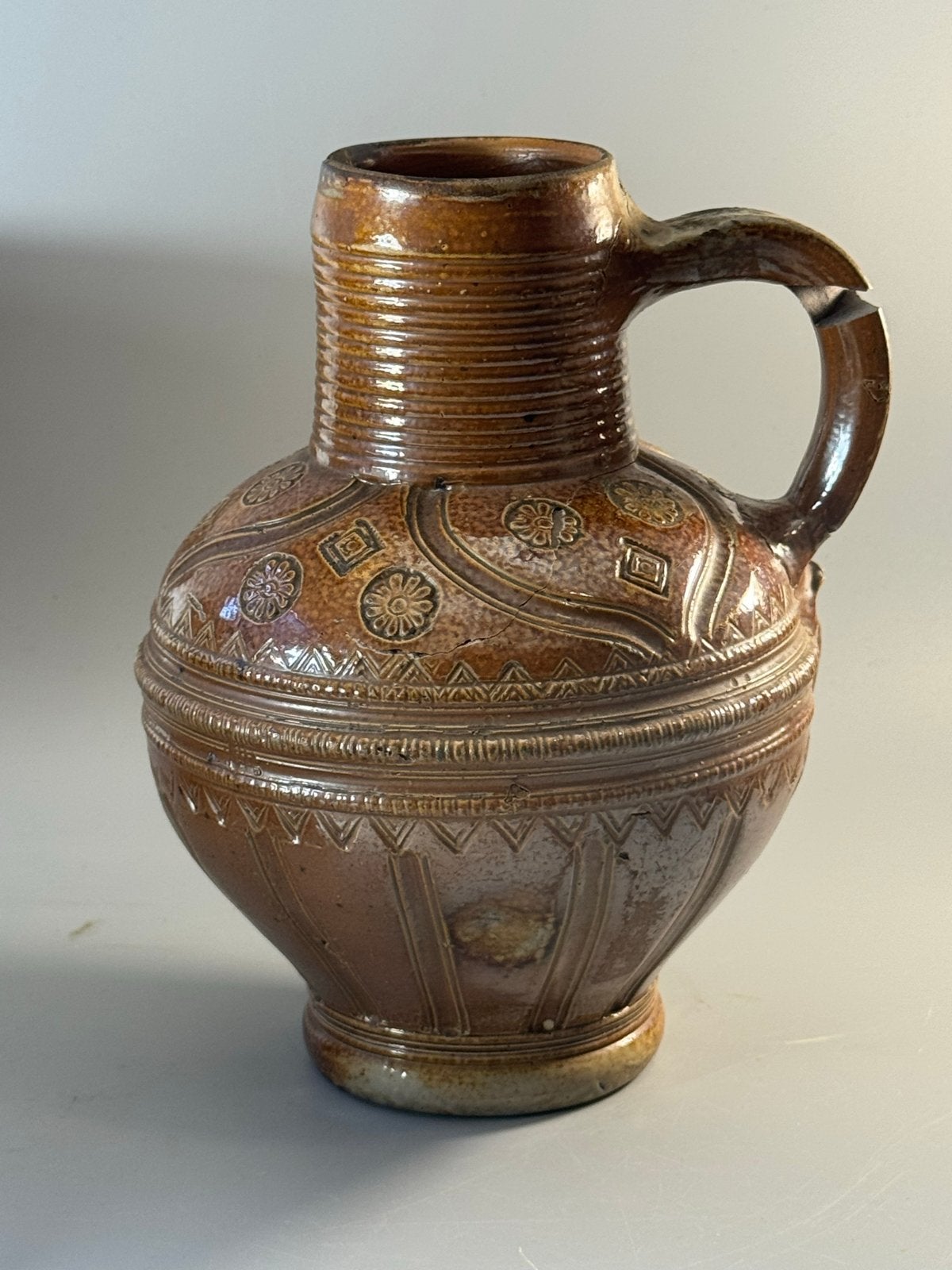 Bodemvondst kruik met zoutglazuur en decoraties, Ophalen of Verzenden