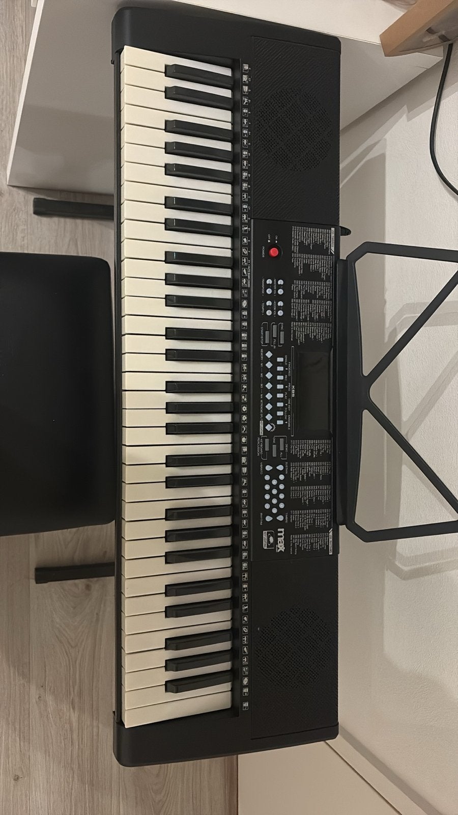 Foto 3 van Max Keyboard KB5 - met standaard