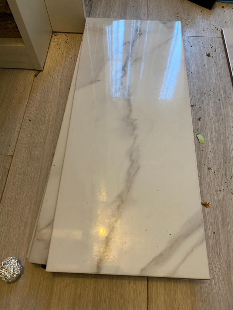 Witte marmerlook tegels 6 stuks bij elkaar voor €20, Doe-het-zelf en Verbouw, Glas en Ramen, Ophalen of Verzenden, Zo goed als nieuw