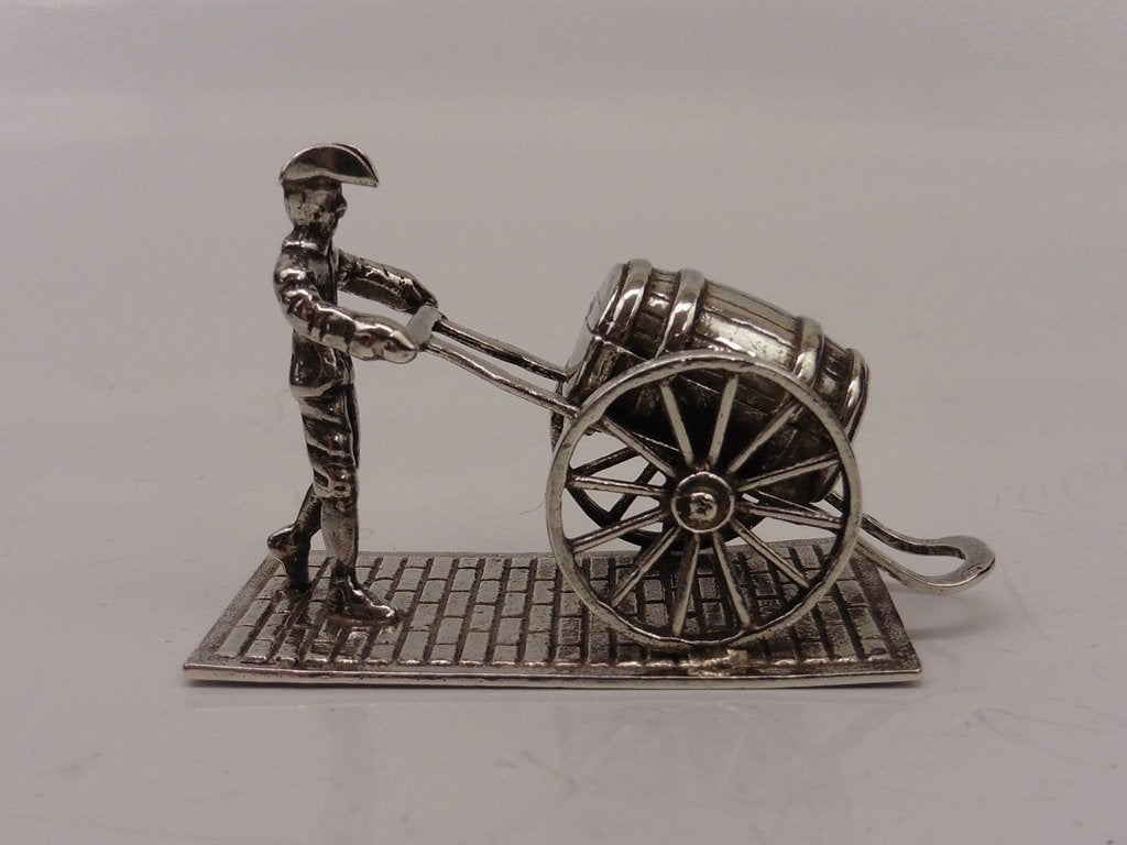 Zilveren miniatuur Soldaat met ton op handkar           Z465, Antiek en Kunst, Ophalen of Verzenden, Zilver