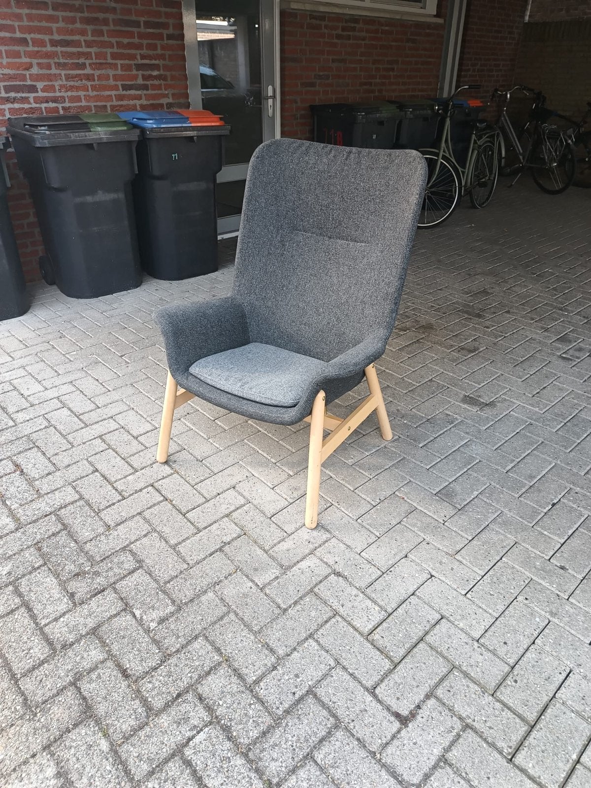 IKEA VEDBO Fauteuil - Donkergrijs met houten onderstel, Huis en Inrichting, Ophalen of Verzenden, Zo goed als nieuw, Hout