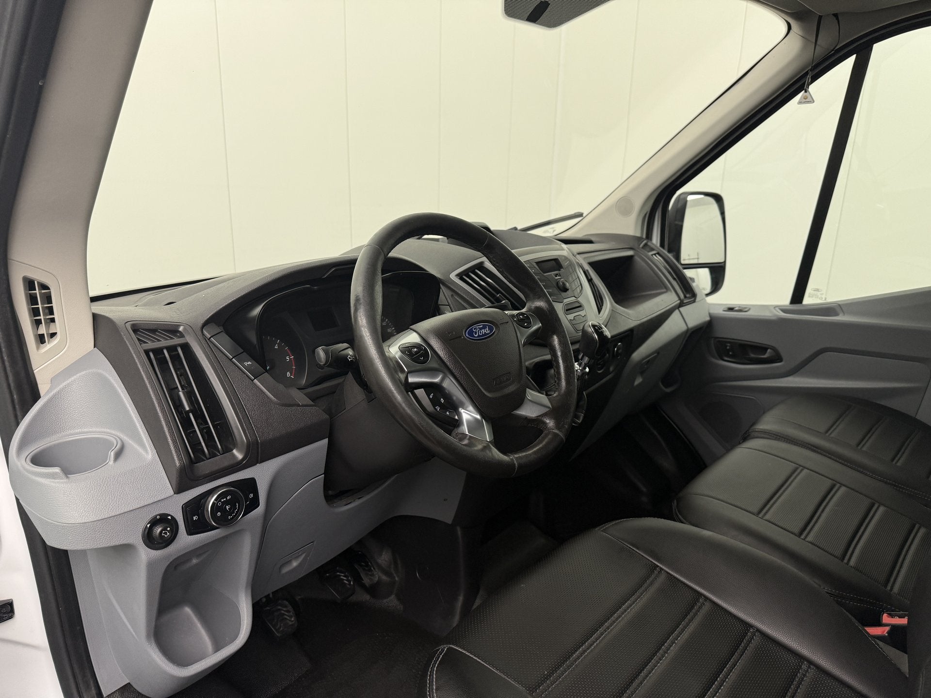 Ford Transit 2.0TDCI 130PK L2H2 Euro 6 | Airco | Cruise | 3-, Auto's, Bestelauto's, Voorwielaandrijving, 4 cilinders, Ford, Geïmporteerd