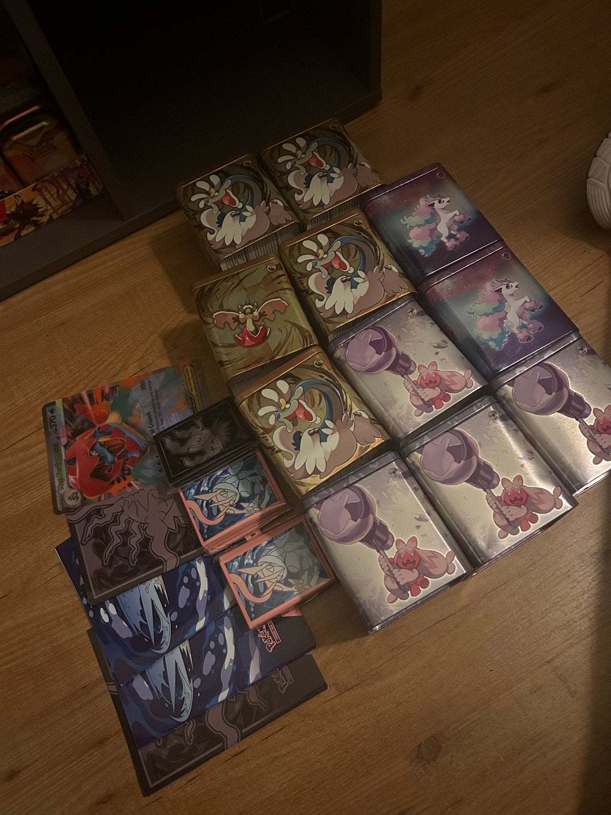 Pokémon 11 tins en 3 packs sleeves en 4 boekjes en jumbo, Hobby en Vrije tijd, Ophalen of Verzenden, Zo goed als nieuw, Booster