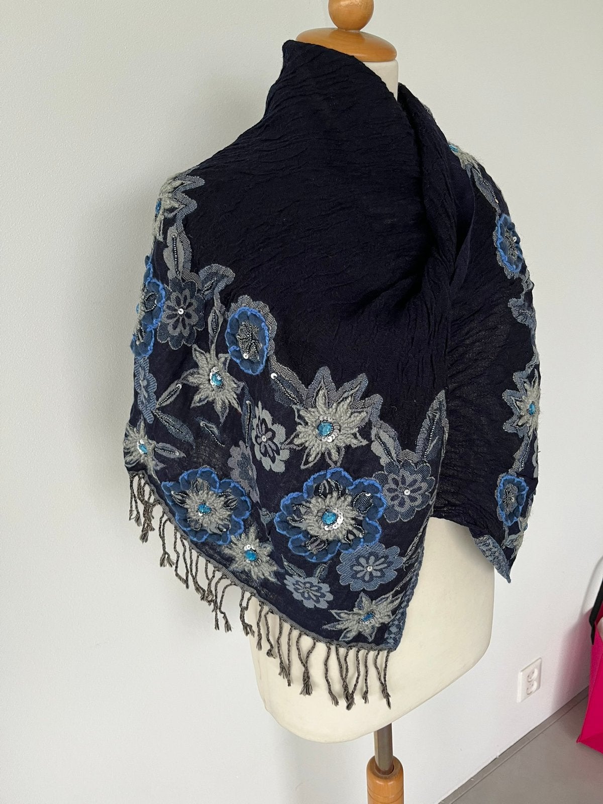 Nieuwe wollen blauwe sjaal met borduursel en kraaltjes, Ophalen of Verzenden, Nieuw, Maat 42/44 (L), Sjaal