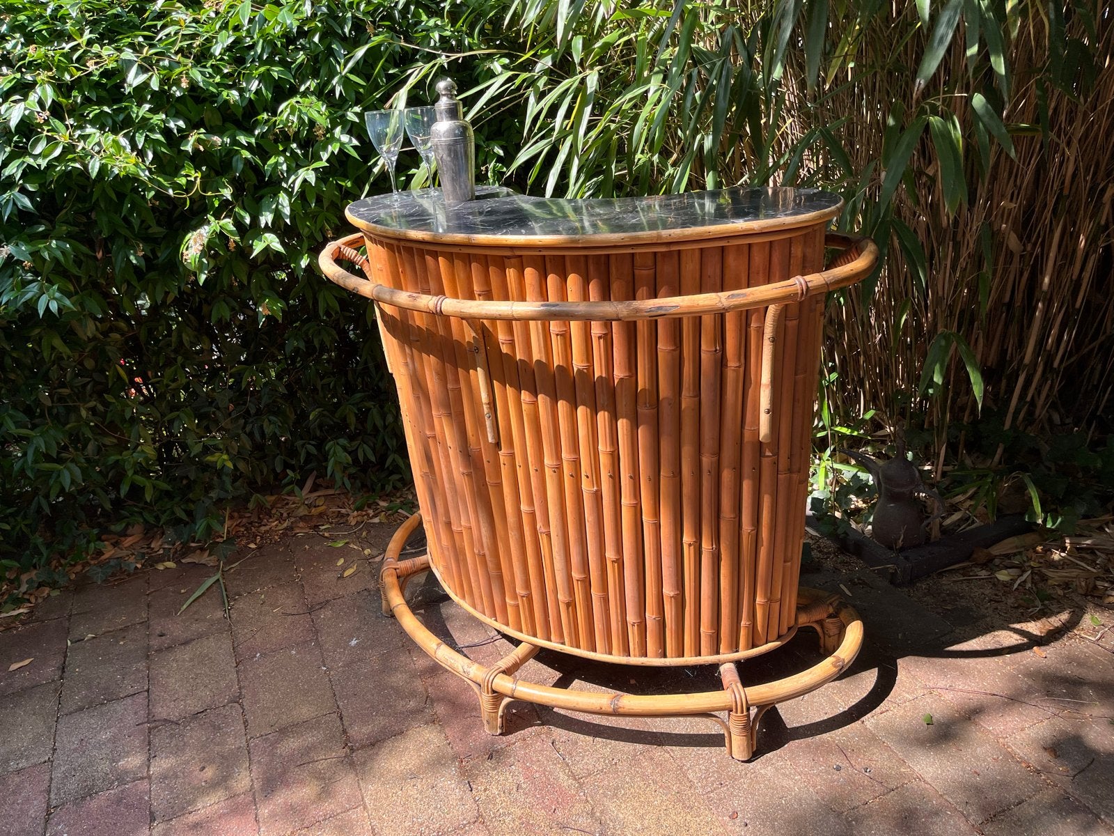 Vintage bamboe bar met marmeren blad en barstoelen, Ophalen, Gebruikt, Inclusief barstoelen