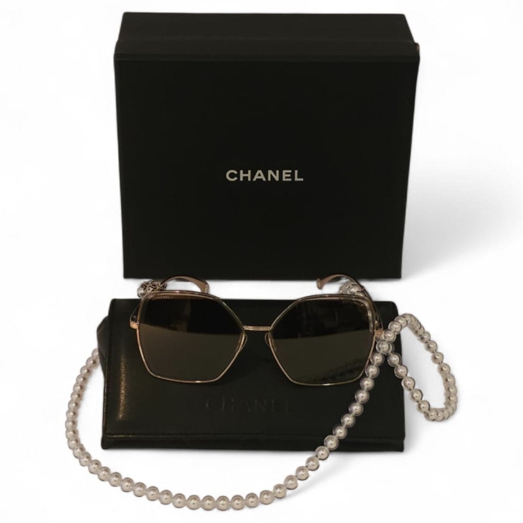 CHANEL Butterfly Pearl Chain Zonnebril 4262, Chanel, Gebruikt, Support@chanel.com, 31 Rue Cambon, 75001 Paris
France